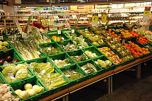 [Translate to Italienisch:] Gemüseauslage in einem Supermarkt